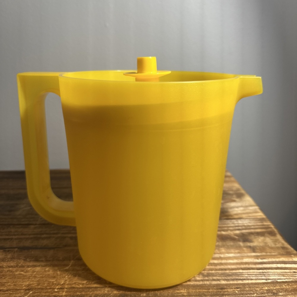Tupperware 1.5 Qt Pitcher #1575 Yellow Yellow Lid Push Button Top